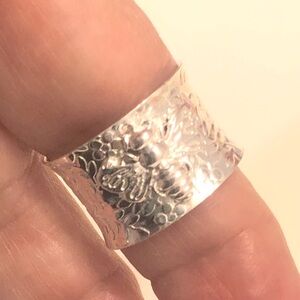 Sterling silver ring Bee wide band new condition